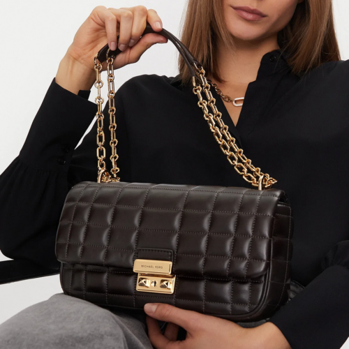 Bolso de hombro MK Tribeca grande de piel acolchada Chocolate - Imagen 3