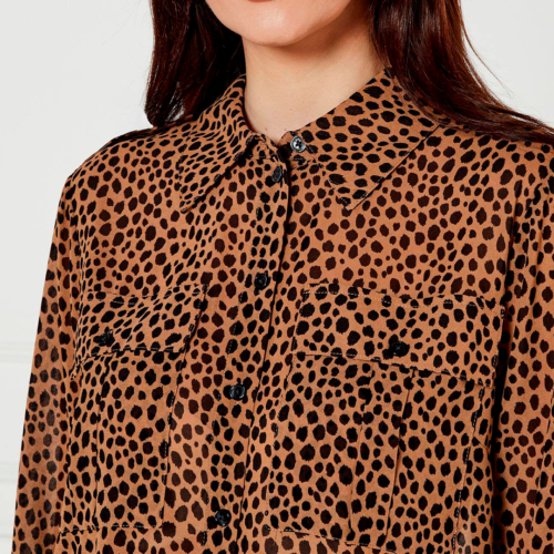 Blusa MK CHEETAH BTN DOWN BLS CAFE - Imagen 2